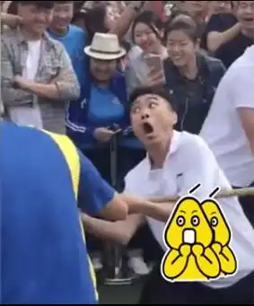 沈阳一男老师用表情包拔河网友服