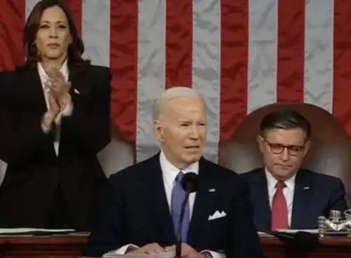 拜登国情咨文13次抨击前任,众议长约翰逊摇头翻白眼表情包爆火