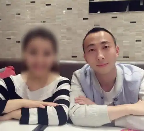 62岁冯巩妻子近照曝光,颜值不输女明星,儿子却没遗传