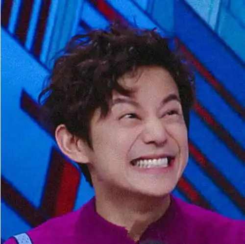 潘粤明凌晨发微博喊话何炅,结果照片中何炅的眼神暴露了他