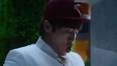 小伙侮辱人家国家雕塑,连累小伙伴一起被总统埋在了土里,太坑了