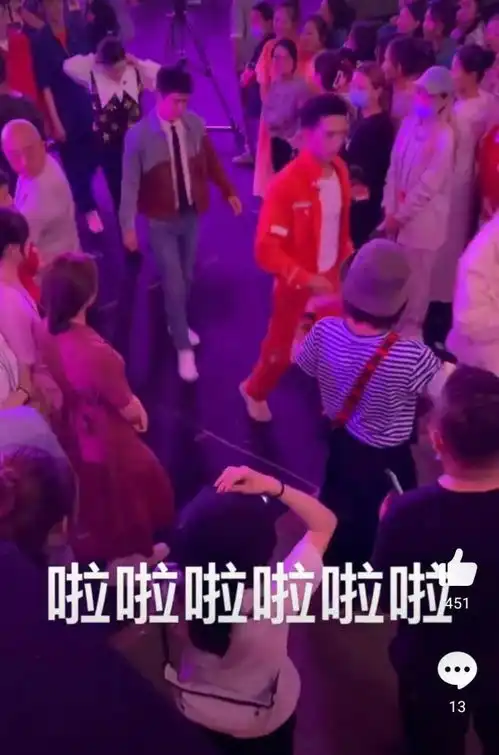 王一博交出你的自拍,看看多少人入画了,彩排超级认真的一博