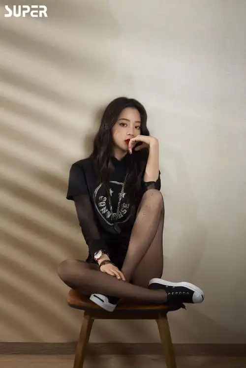 如何评价欧阳娜娜最新的时尚大片