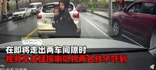 小学生横穿马路,司机突然鸣笛吓得俩孩子一哆嗦,下一秒真相暖人心