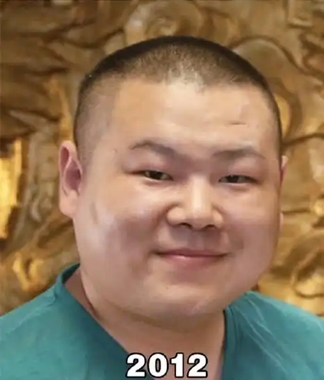 岳云鹏晒20年来自拍照,颜值变化太大,画风跑偏越老越精致