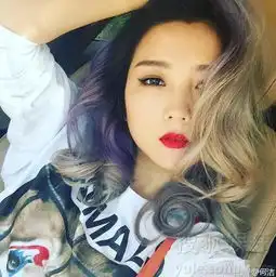 火辣红唇超抢镜何洁晒自拍照笑容甜美