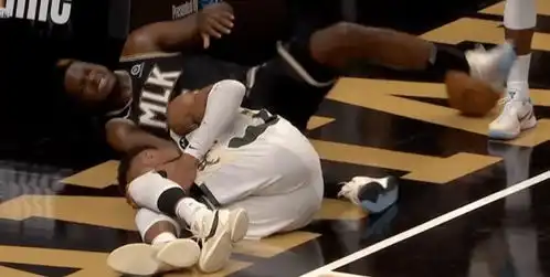 突发受伤字母哥重摔倒地,膝盖严重弯曲,神情痛苦独自返回更衣室