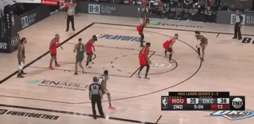 冲突不断哈登半场17分4板4助,雷霆再现脏动作,威少表情痛苦