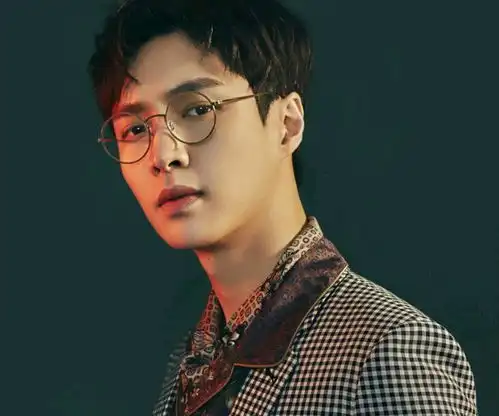 在追求梦想的过程中,归国四子里张艺兴星路走得最稳,走得最好