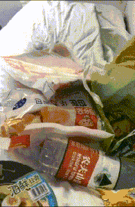 搞笑gif少年真的很会享受喝着奶,看着风景