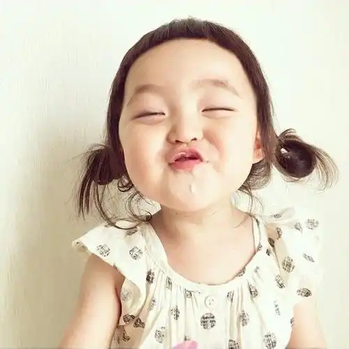 欢笑集锦美术系的学生去参加画展,一教授正在给学生们讲画