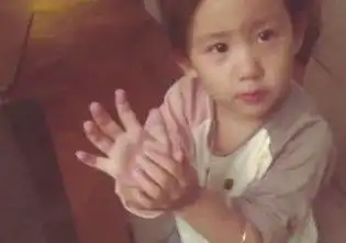 黄磊小女儿五岁的颜值,身着公主裙灵气逼人长大得多好看啊