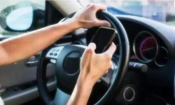 红灯时可以看手机吗