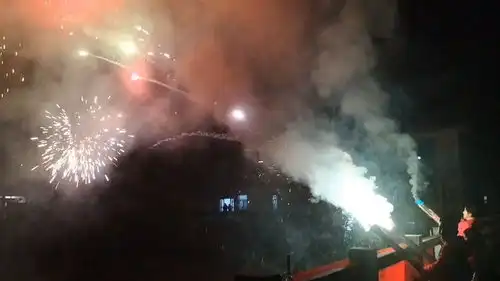 农村过年感受一下烟花中的王者加特林的绚烂夺目视频