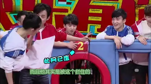 快乐大本营猛男谢霆锋玩游戏一把就把道具搞废何老师的表情很无奈啊