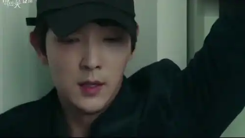 恶之花李准基躲阳台打电话给老婆,躲过一劫