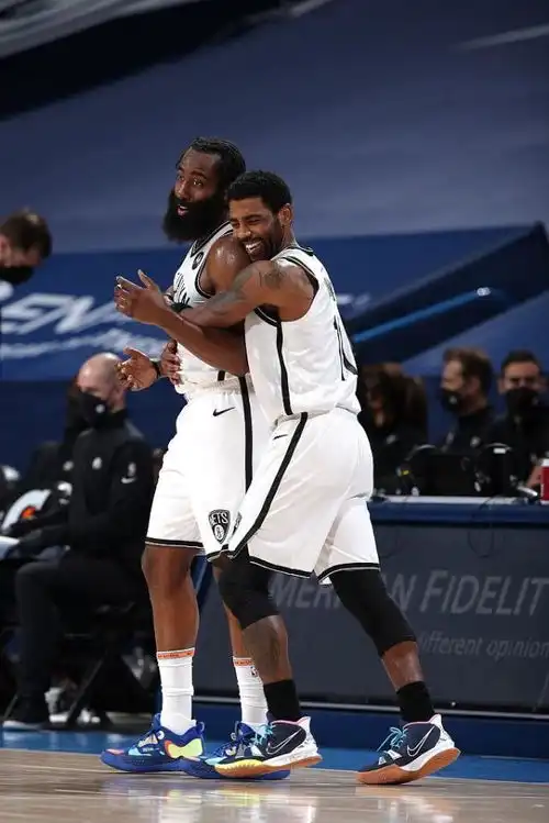 背后拥抱哈登照上热搜三巨头亲密无间,欧文为队友的表现骄傲