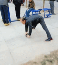 搞笑gif动图有些人总以为自己很聪明机智,不按照规矩来