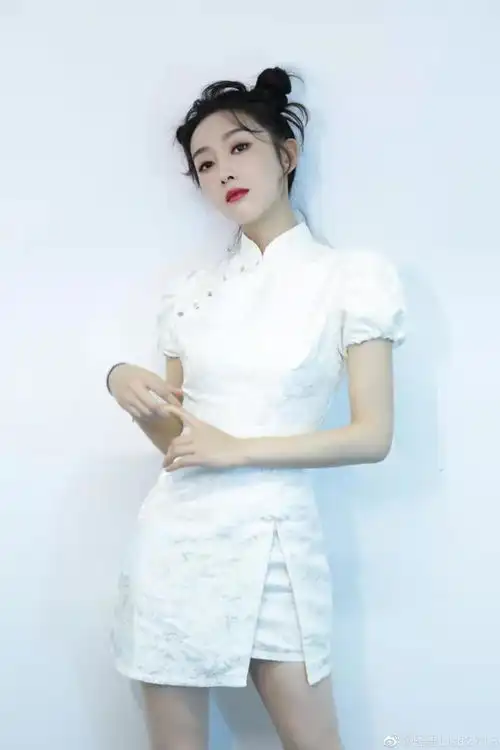 师姐宣璐换回白裙更惊艳,在胸前开个口秀身材,优雅妩媚