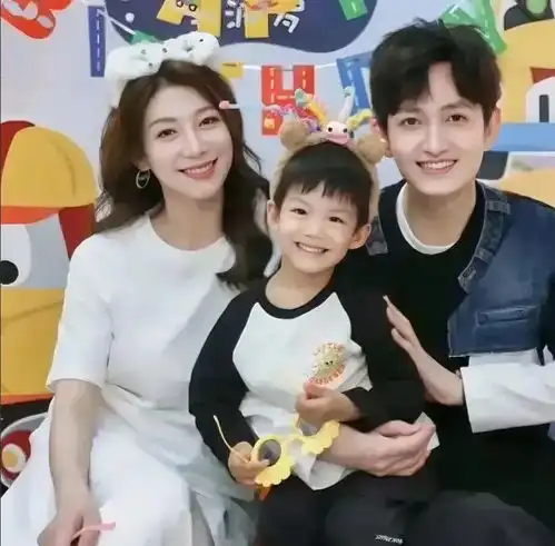 演员马可一家三口合照,马可帅气十足,像个大学生