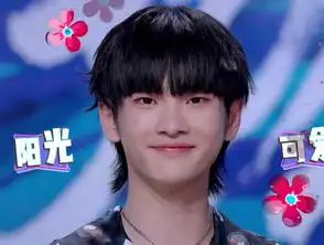 周震南做卖萌表情时,拍到何洛洛的反应,两人关系一目了然