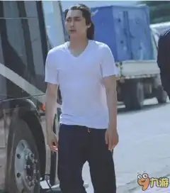 快五十岁的李咏竟然有八块腹肌李易峰要哭了