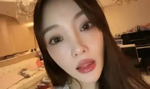 拍穿睡衣唱歌跳舞视频,李小璐在下一盘很大的棋