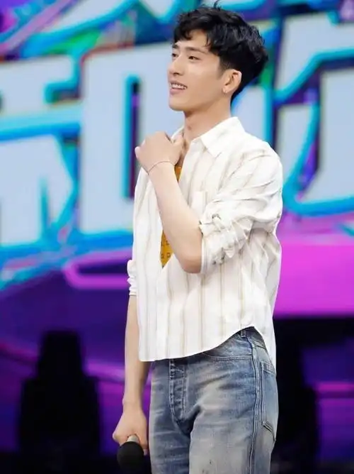 表情井柏然生日,何炅发文送祝福,一个细节看出两人亲如兄弟腾讯新闻表情