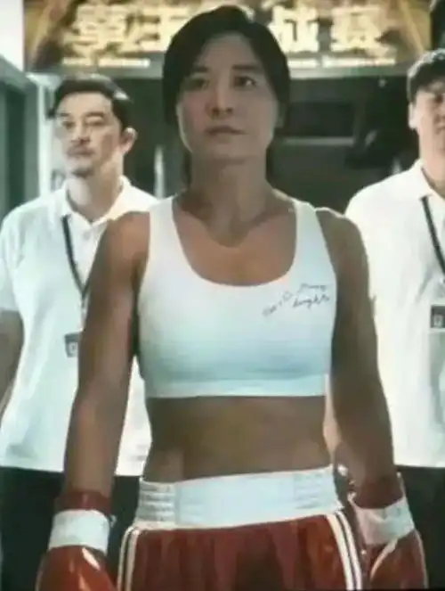 贾玲瘦身照片提前泄露腹肌明显面容消瘦,网友直呼太励志