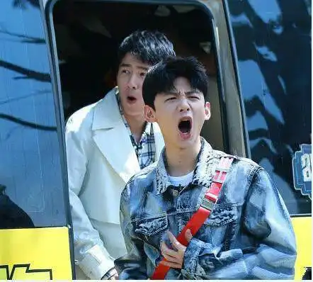 两大喜剧明星合影,一个愁容满面一个生无可恋,看来是摊上大事了