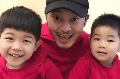 沙溢小儿子才是整容式长大,趁着安吉长胖悄悄变瘦,如今浓眉大眼帅成男主脸