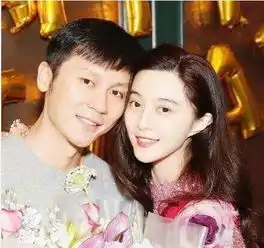 范冰冰和张杰牵手对唱,短发配裸肩小礼裙太妩媚