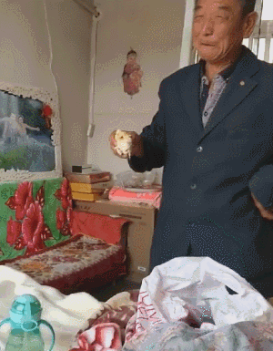 搞笑gif大爷是做了一些什么事情,表情如此难看