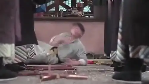 僵尸先生僵尸任老太爷刀枪不入,九叔技高一筹,用火消灭了他