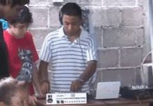 gif搞笑趣图天天弄个孩子游戏我都玩不成了,只能这样玩了