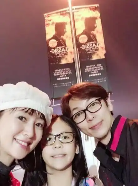 51岁翁虹一家三口合照,仿佛冻龄少女气质不减,老公高颜值很惹眼