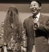 冯巩老婆艾慧资料背景照片,揭秘冯巩与漂亮妻子艾慧的恩爱情史