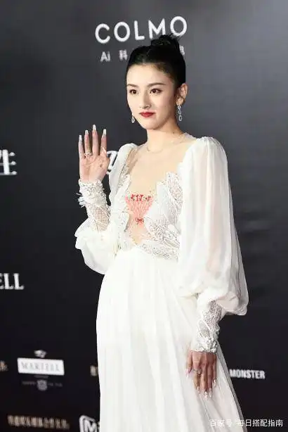 22岁宋祖儿真大胆,穿性感礼服裙女人味藏不住,年纪虽小却有料