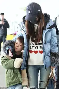 霍思燕领表情包嗯哼现身机场