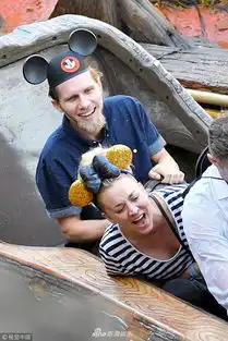 组图凯莉库柯与老公变米奇夫妇游乐场忘我尖叫表情夸张