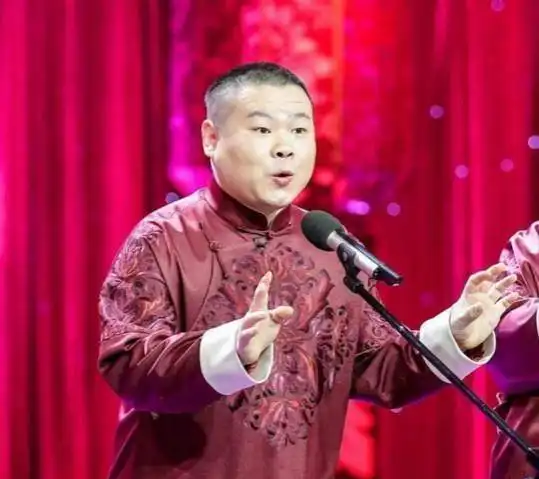 岳云鹏辅导女儿做功课,似笑非笑表情有趣