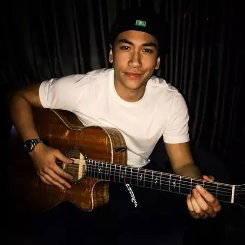 26岁,1788间豪宅,7000辆豪车,连哈里王子都输给了他
