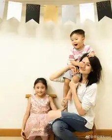 李小鹏妻子晒出游照片,奥莉长发戴墨镜,弟弟米老鼠帽子超可爱