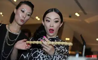 摔倒表情包霍思燕