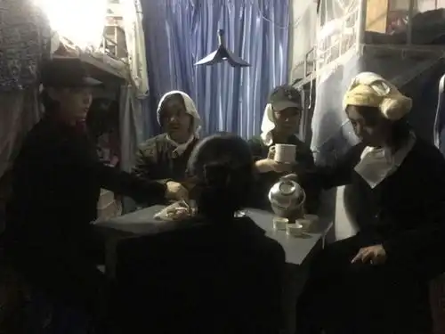 坑串串店一个鸡翅穿11根签两女生一顿吃了640根