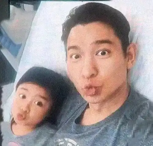 刘德华女儿正面照首曝光,天王爸爸的育儿经只有这2个字