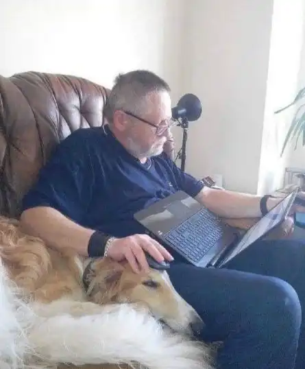 开心一刻家里来客人,我妈炖了只土鸡,馋的我就围着鸡转