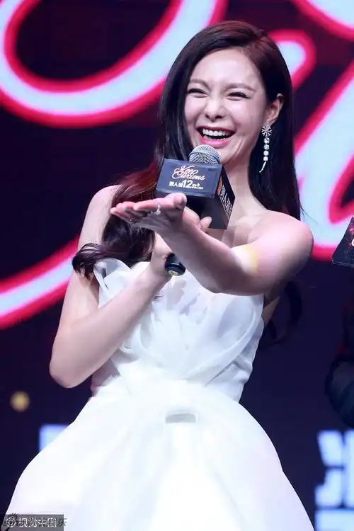 沈梦辰爆乳装上台领奖性感香肩诱惑十足