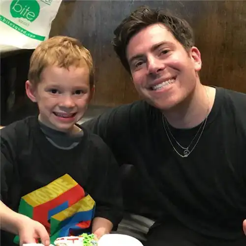 假笑男孩开微博了一小时转发量达5万,评论全是表情包