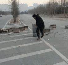 gif搞笑趣图你说你在这看什么热闹,这下挨打了吧